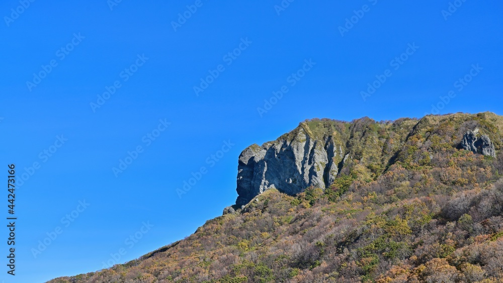 青空バックに見た紅葉に囲まれた断崖絶壁の情景＠積丹、北海道