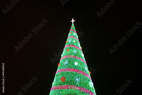 Un sapin de noel en lumière la nuit