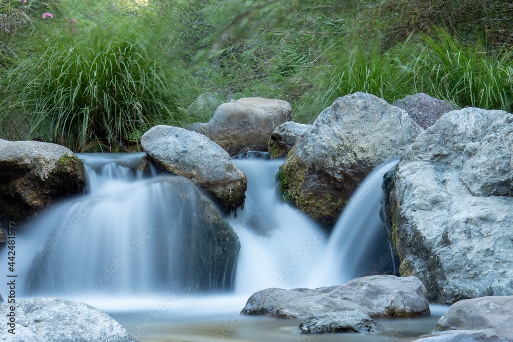 el rio fluye en la cascada con larga exposición el rio fluye en la cascada con larga exposición
