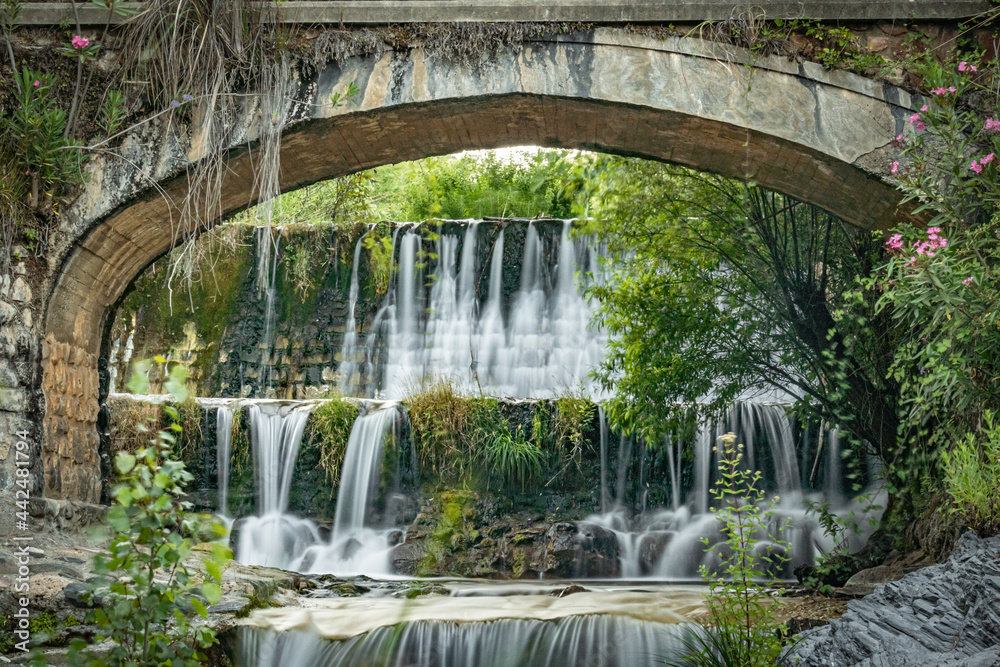 el rio fluye en la cascada con larga exposición el rio fluye en la cascada con larga exposición