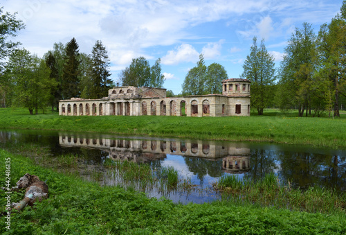 Slika na platnu Old tsar ruins in the park
