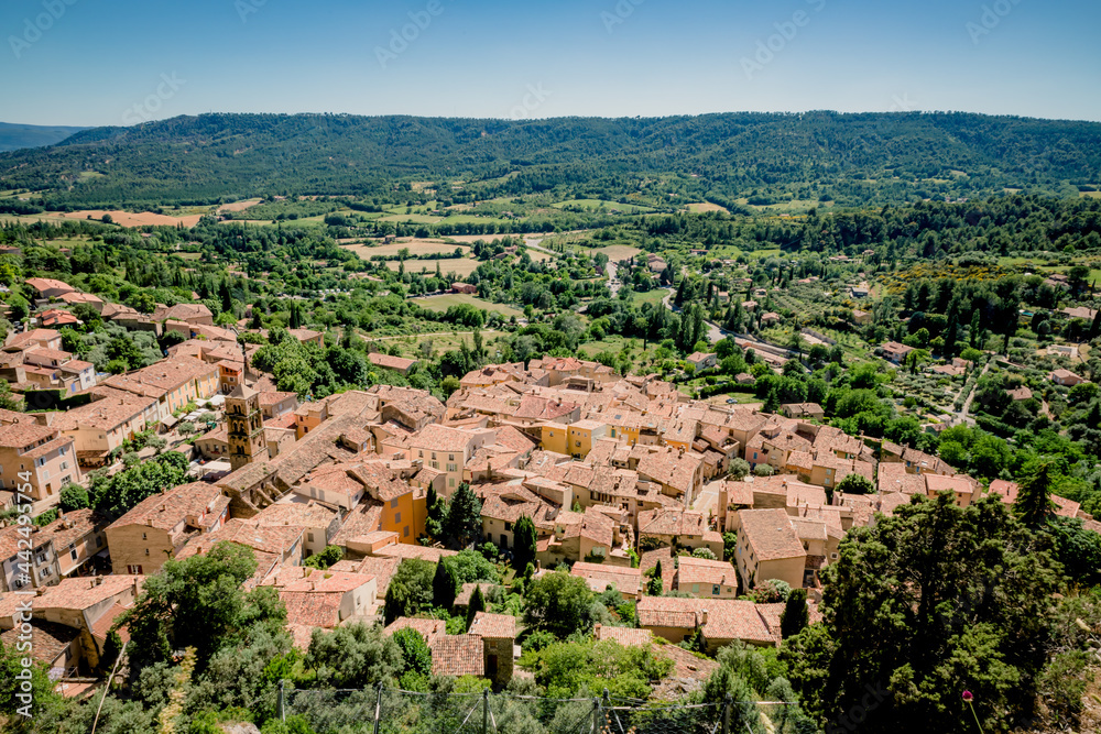 Vue sur le village de Moustiers-Sainte-Marie depuis les hauteurs