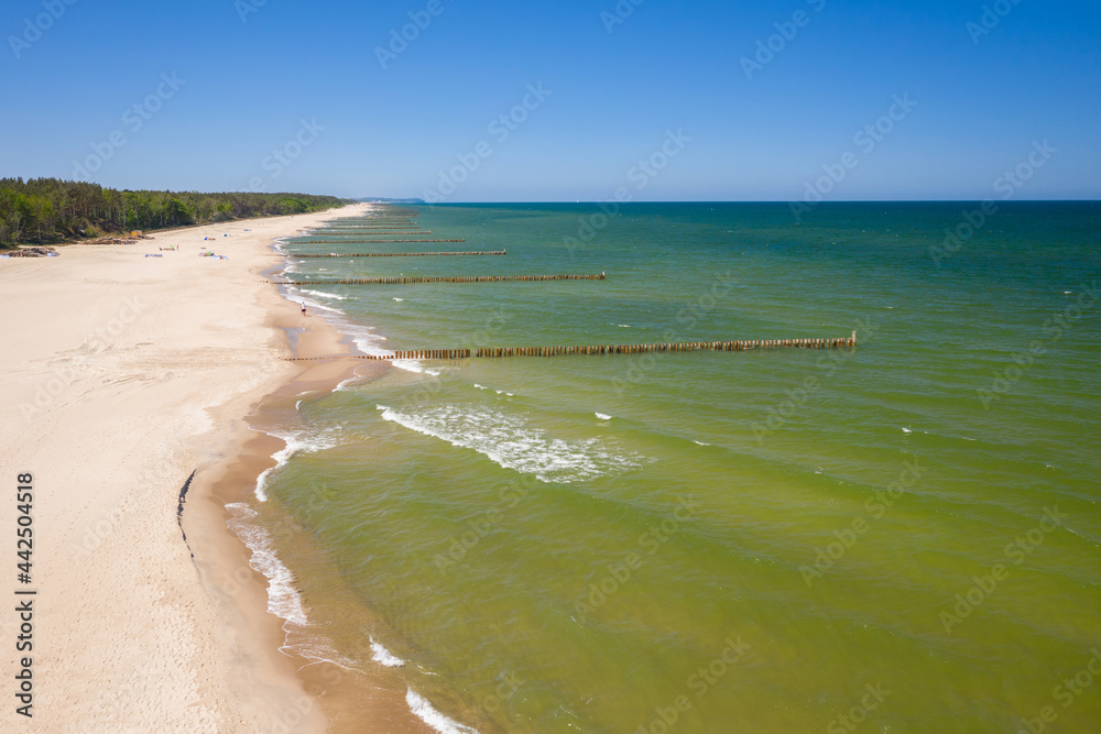 Obraz premium The coastline of the Baltic Sea with beautiful beaches on the Hel Peninsula, Poland.