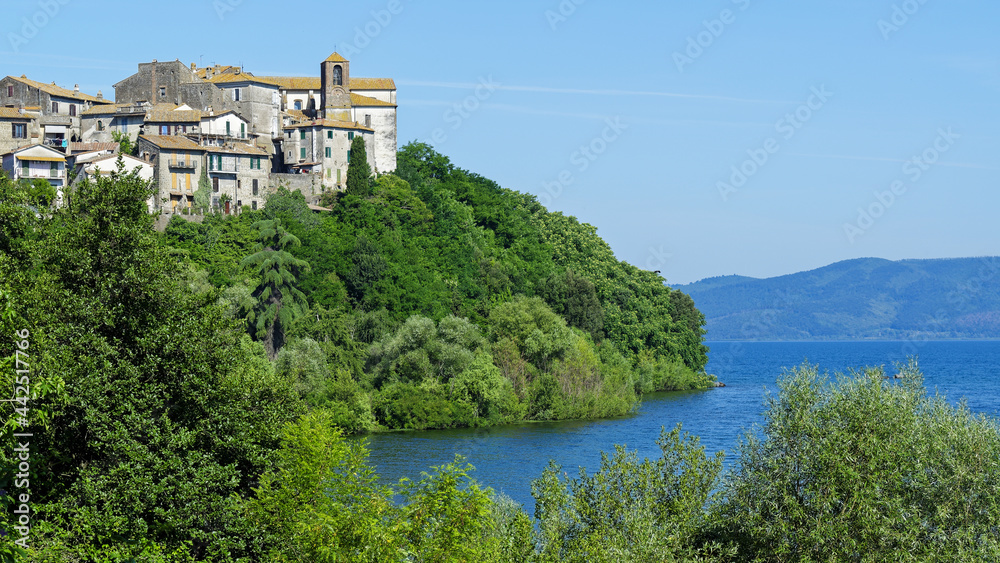 Village médiéval au bord du lac Bracciano en Itlie