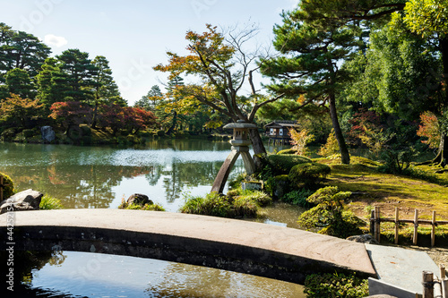 秋の金沢旅行・兼六園 ※徽軫灯籠の隣のモミジの木は現在はありません