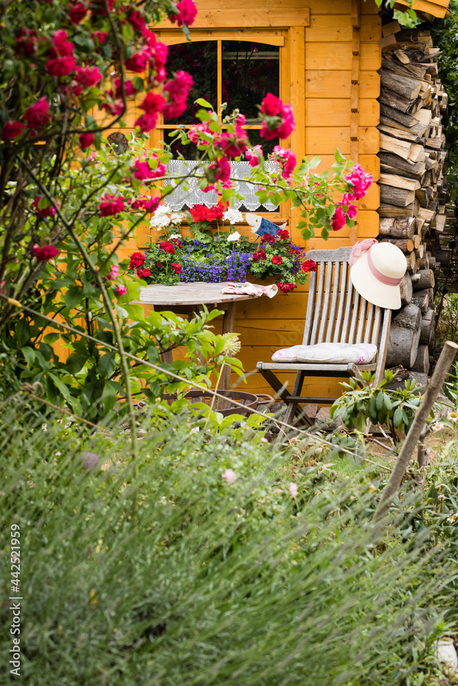 Auszeit, Sitzplatz im blühenden Garten, für Glückwunschkarten geeignet
