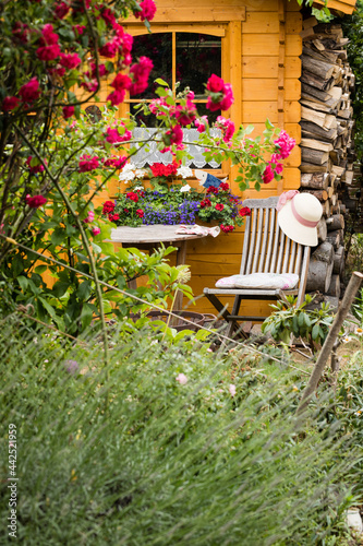 Fototapeta Naklejka Na Ścianę i Meble -  Auszeit, Sitzplatz im blühenden Garten, für Glückwunschkarten geeignet