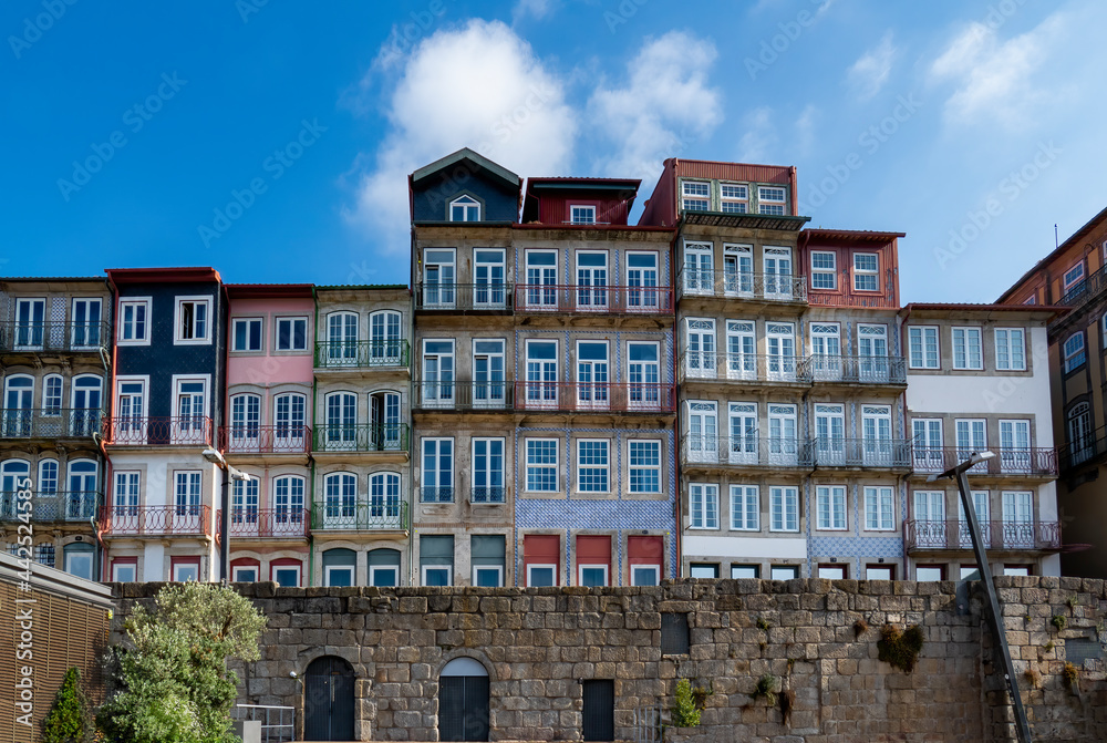 Casario típico da baixa da cidade do Porto na zona histórica do Cais da Ribeira