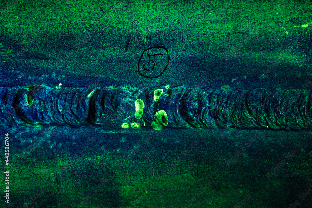 Round indication steel butt weld green contrast of magnetic filed ...
