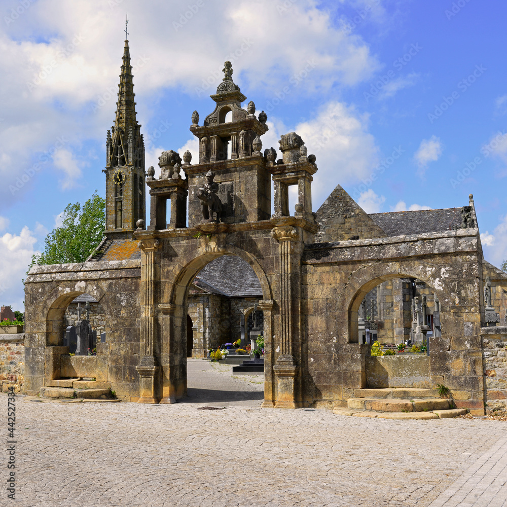 Carré sur le Grand portail en pierres de l'église Saint-Pierre et Saint-Paul d'Argol (29560) du 16è ciècle , département du Finistère en région Bretagne, France