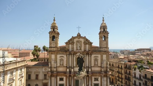 La chiesa di San Domenico è la seconda chiesa di Palermo per importanza dopo la cattedrale e si trova nell'omonima piazza nel quartiere La Loggia. photo