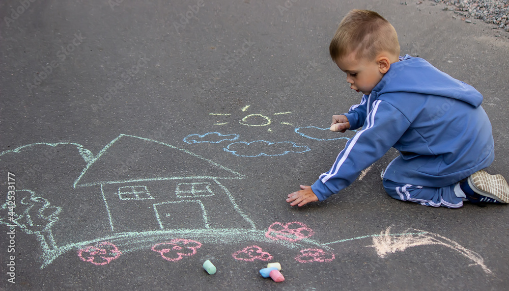 Naklejka premium children drawing on asphalt family house
