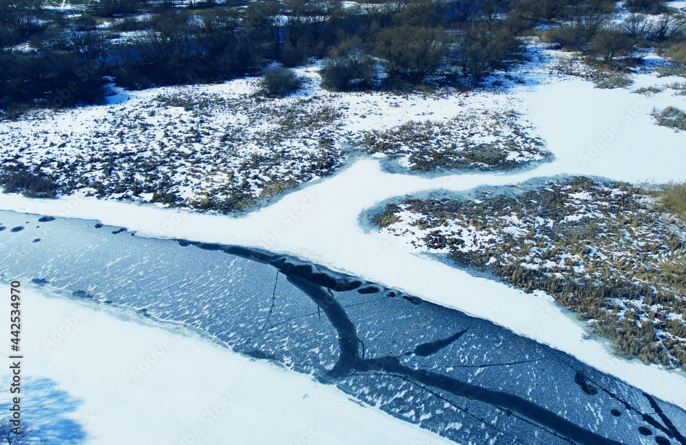 Obraz premium Top view of the winter frozen ice river