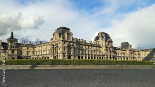 Aufblicken zum Louvre