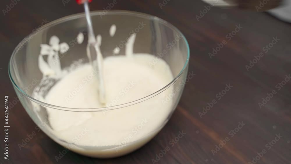 Automatic Ingredient Mixing Machine, mixing delicious cream cake making machine. Automatic Ingredient Mixing Machine, mixing delicious cream cake making machine.