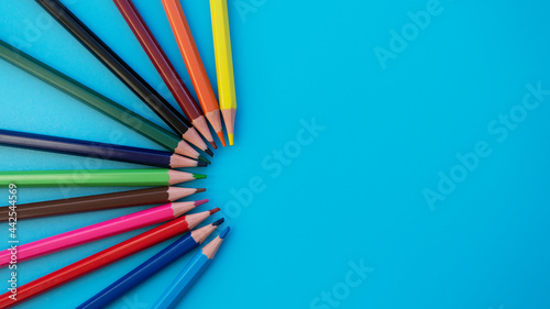 Schilderij op canvas Colored pencils on a blue background