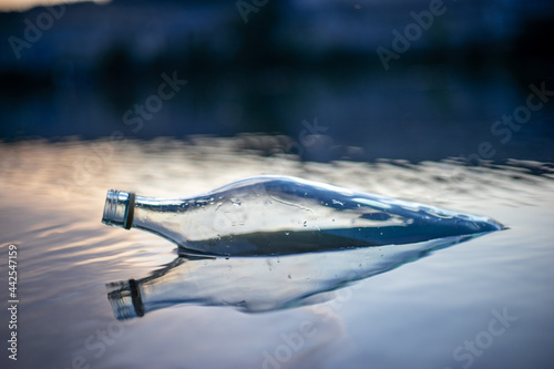 Glasflasche halb im Wasser