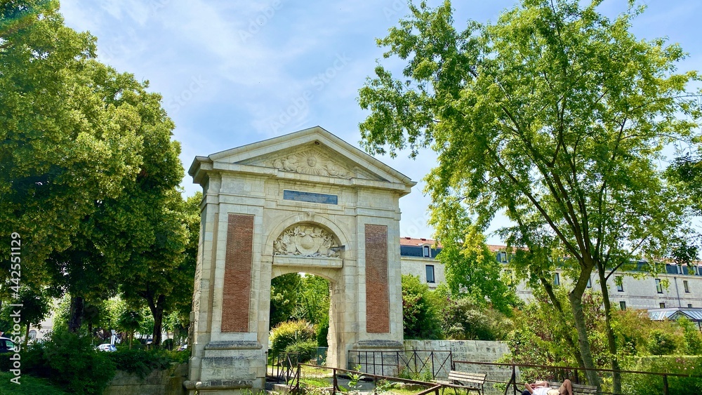 Porte Dauphine - Historical landmark - france Porte Dauphine - Historical landmark - france
