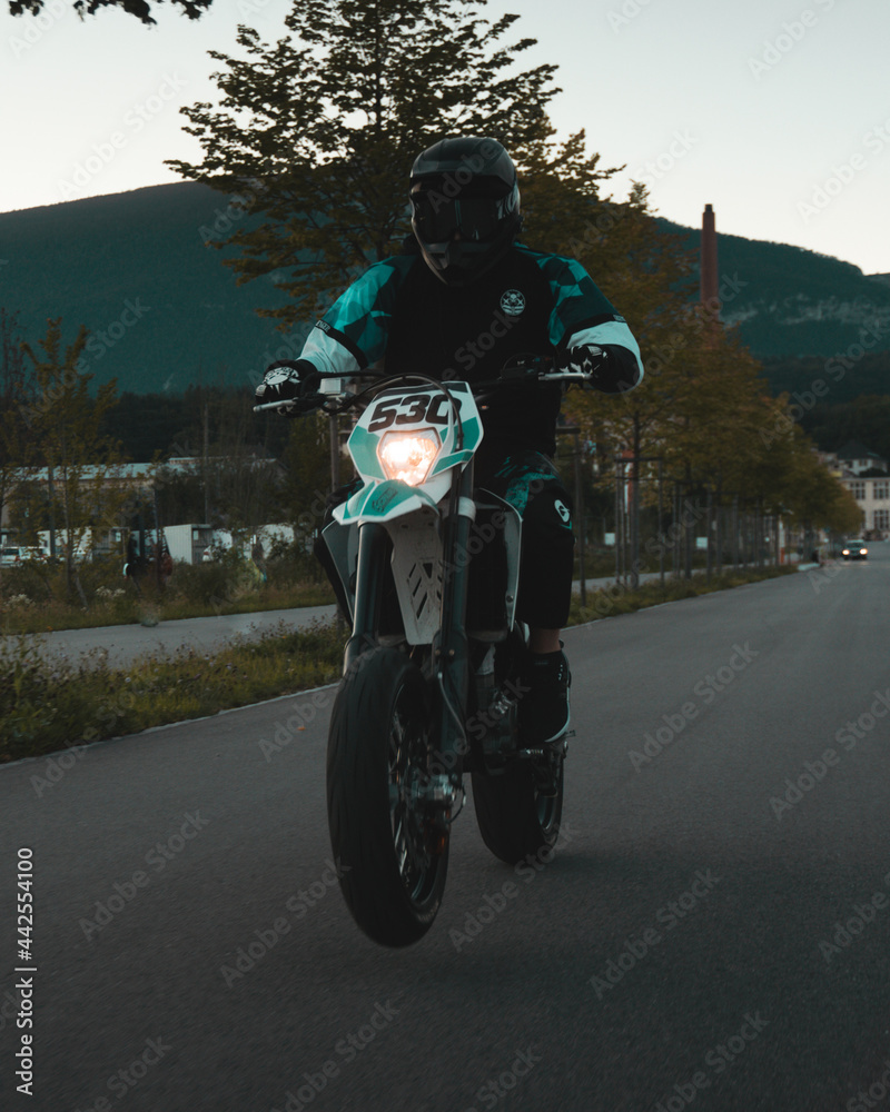 Obraz premium Rolling Shot von einem fahrenden Motorrad