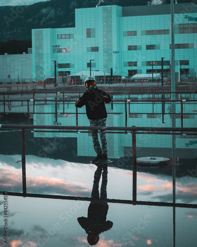 Biker Posing auf Industriegelände