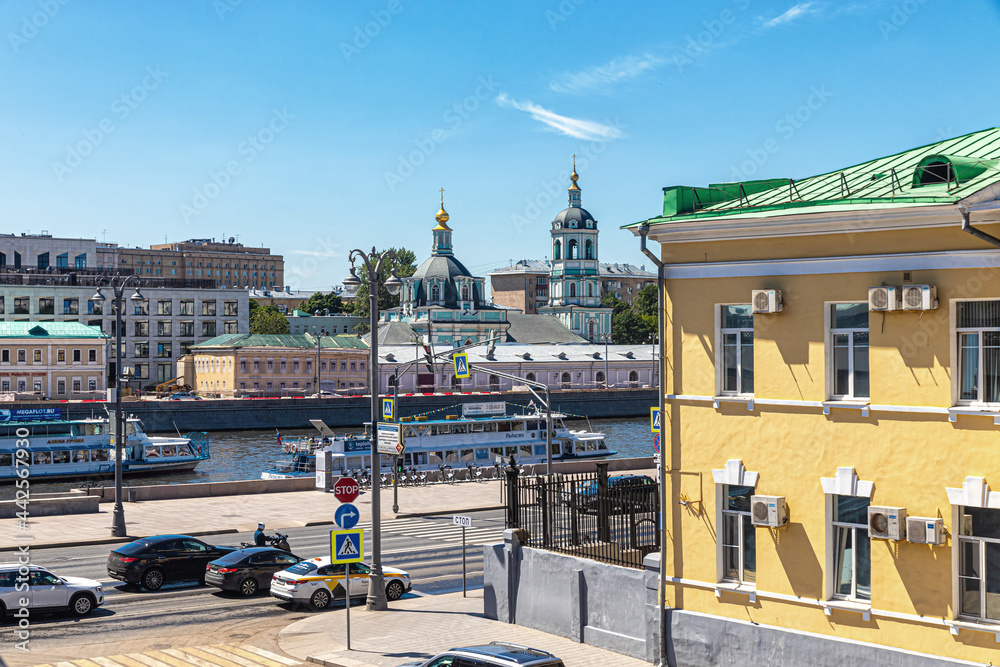 Naklejka premium View of the Moskva River, motor traffic on the embankment and the domes of St. Nicholas Church
