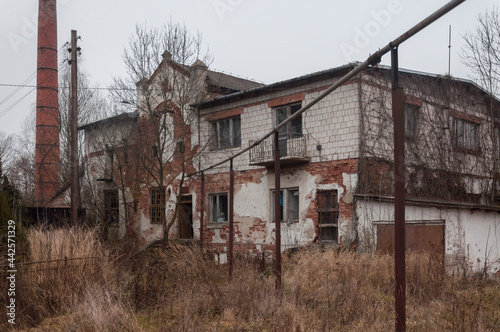 The abandoned distillery next to the palace © Arkadiusz
