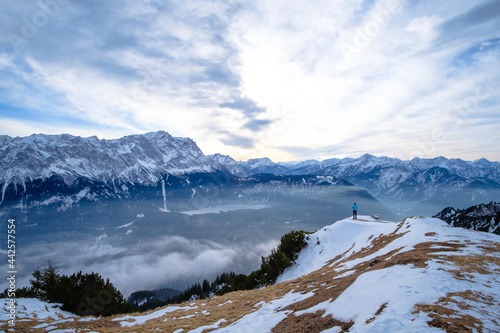 Zugspitze mit Eibsee im Winter