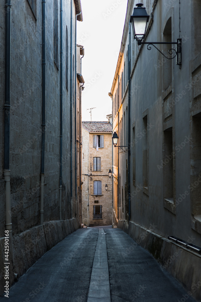 Ruelle du centre historique de Montpellier au coucher du soleil (Occitanie, France) Ruelle du centre historique de Montpellier au coucher du soleil (Occitanie, France)