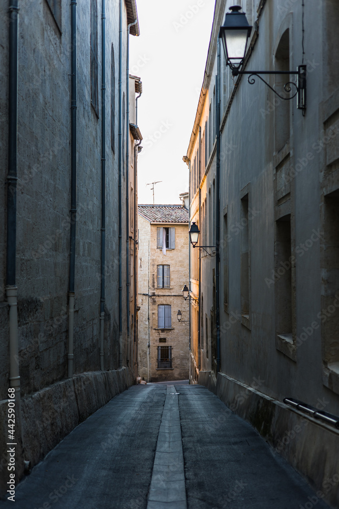 Ruelle du centre historique de Montpellier au coucher du soleil (Occitanie, France)