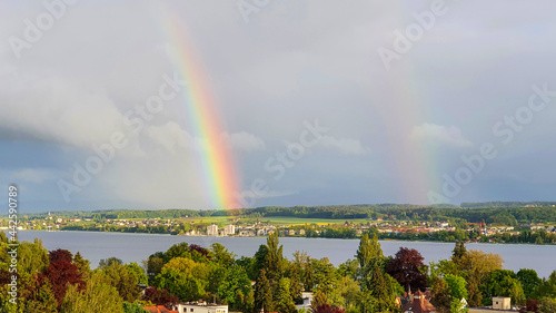 Doppelter Regenbogen über dem schönen Bodensee Panoramablick 