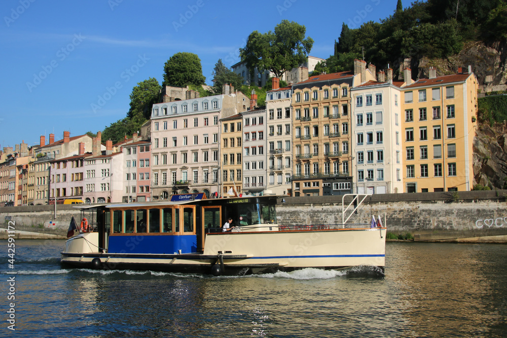 Naklejka premium Vaporetto sur la Saône à Lyon