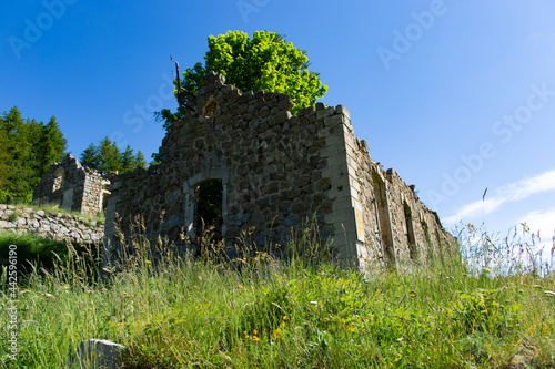 Ruines de Cabanes Vieilles, ancien  casernement d'altitude pour les  troupes engagées dans le massif de L'Authion. photo