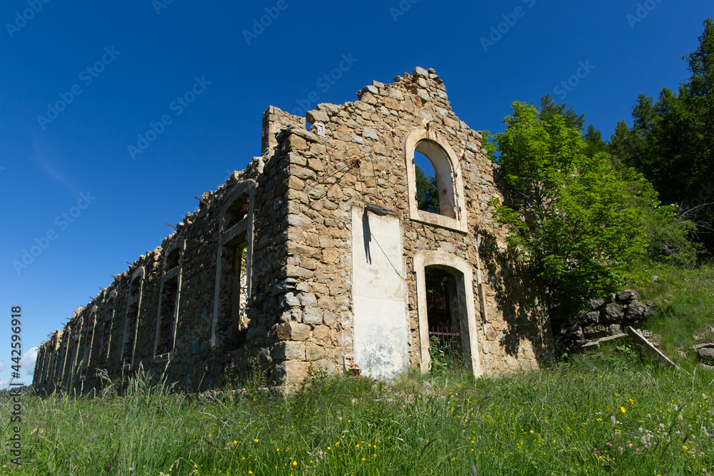 Ruines de Cabanes Vieilles, ancien  casernement d'altitude pour les  troupes engagées dans le massif de L'Authion.