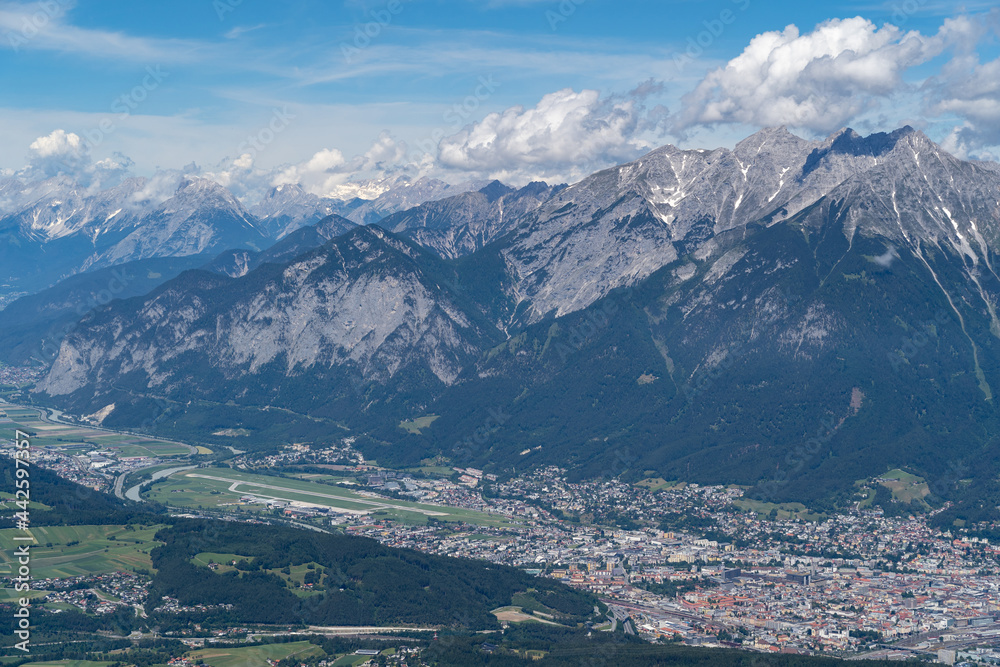 Panorama der Stadt Innsbruck (Tirol) vom Patscherkofel