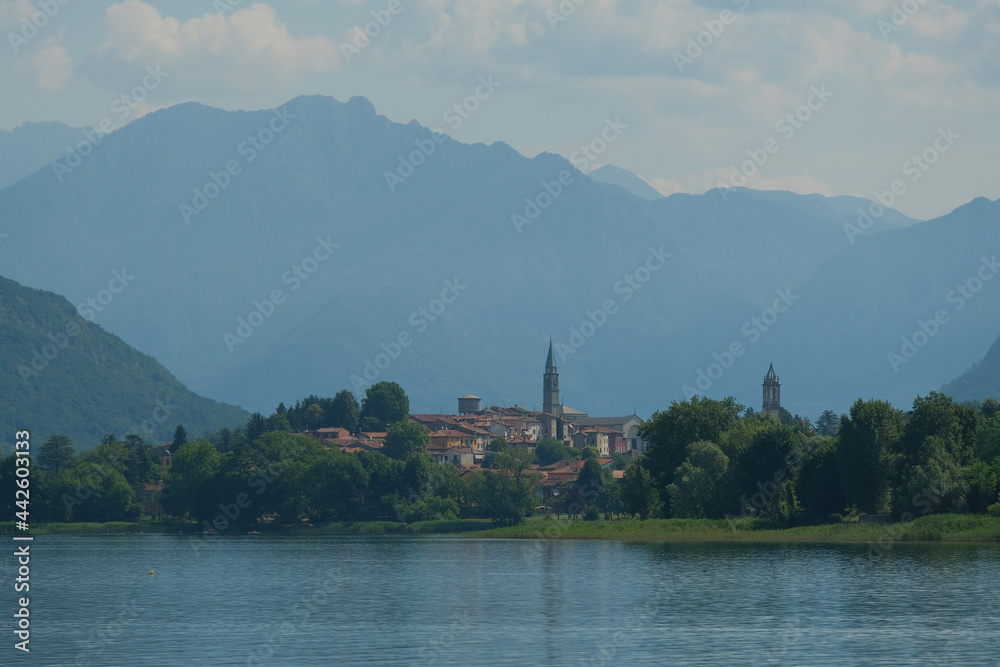Panorama di Bosisio Parini e del Lago di Pusiano da Rogeno, in provincia di Lecco.