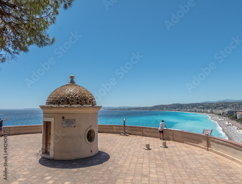 Panorama sur la baie des anges à Nice depuis la colline  du château et la tour Bellanda photo