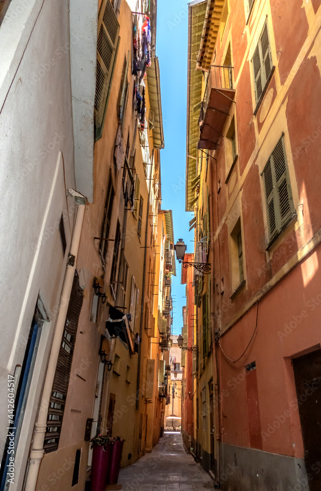 Rue étroite aux couleurs chaudes dans le Vieux Nice sur la Côte d'Azur