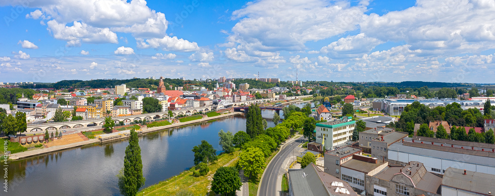 Szeroka panorama miasta Gorzów Wielkopolski, widok od strony Zawarcia na centrum miasta. - obrazy, fototapety, plakaty 