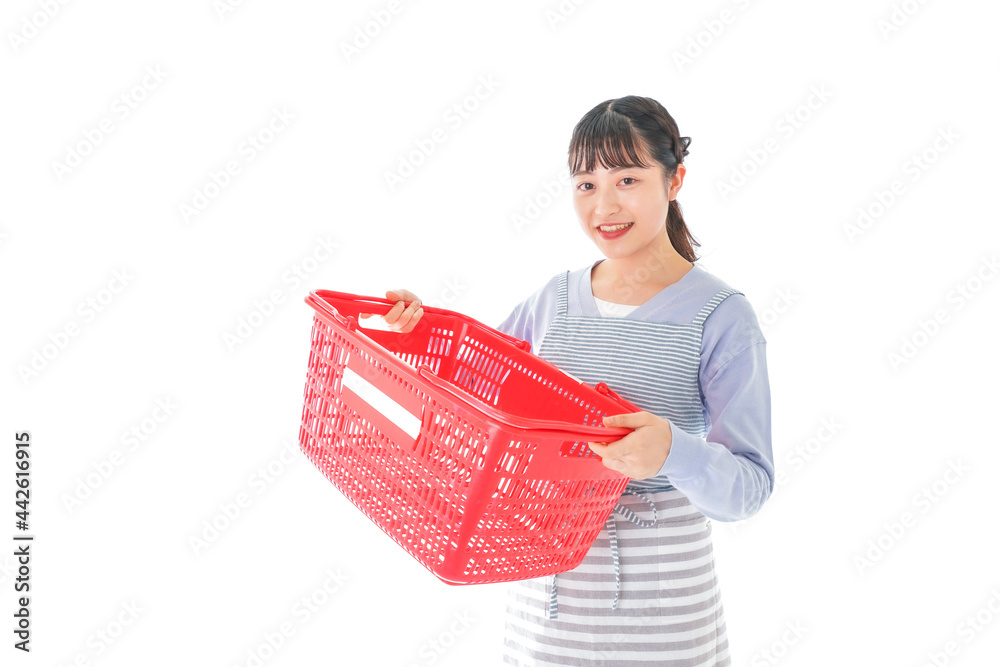 スーパーで買い物をする若い主婦 スーパーで買い物をする若い主婦