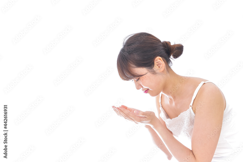 洗顔をする若い女性