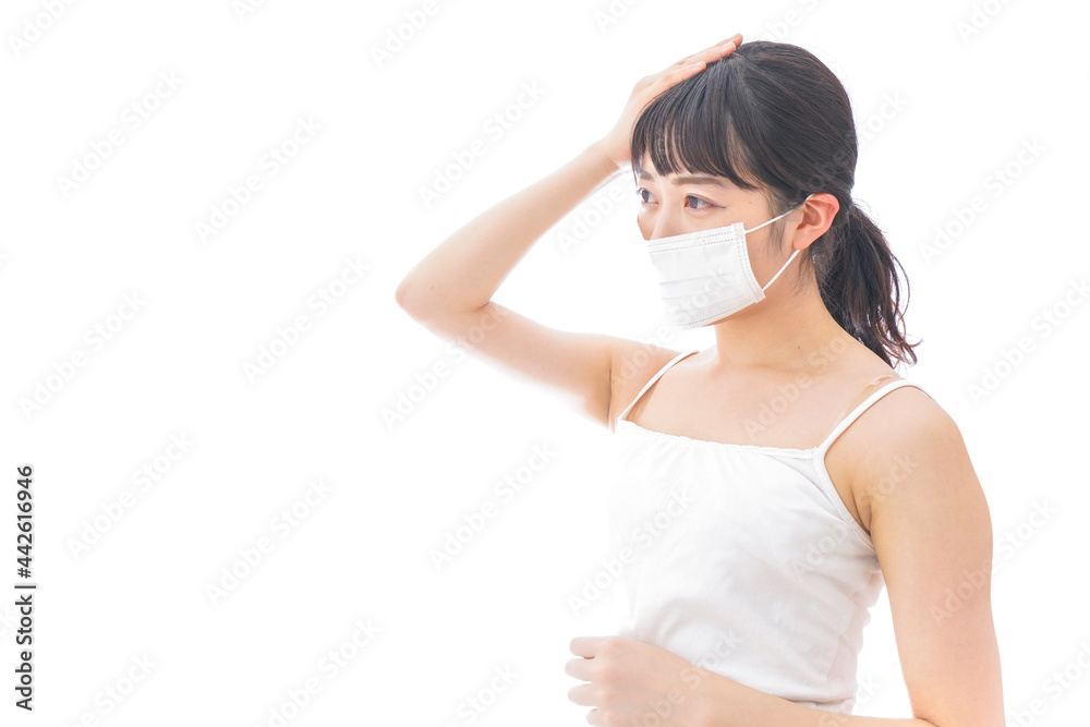 ガイドブックを持ち一人旅をする若い女性 ガイドブックを持ち一人旅をする若い女性