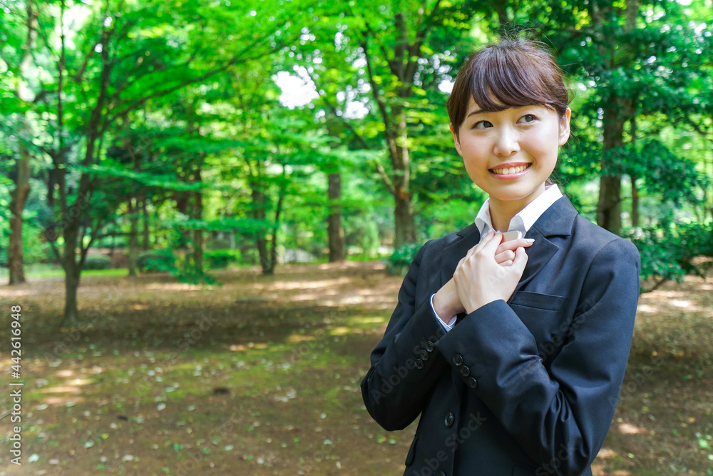 メッセージを確認するスーツ姿の女性 メッセージを確認するスーツ姿の女性