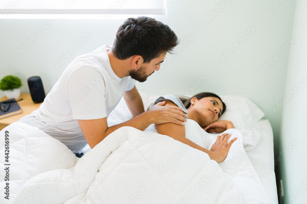 Obraz premium Handsome husband trying to make things right