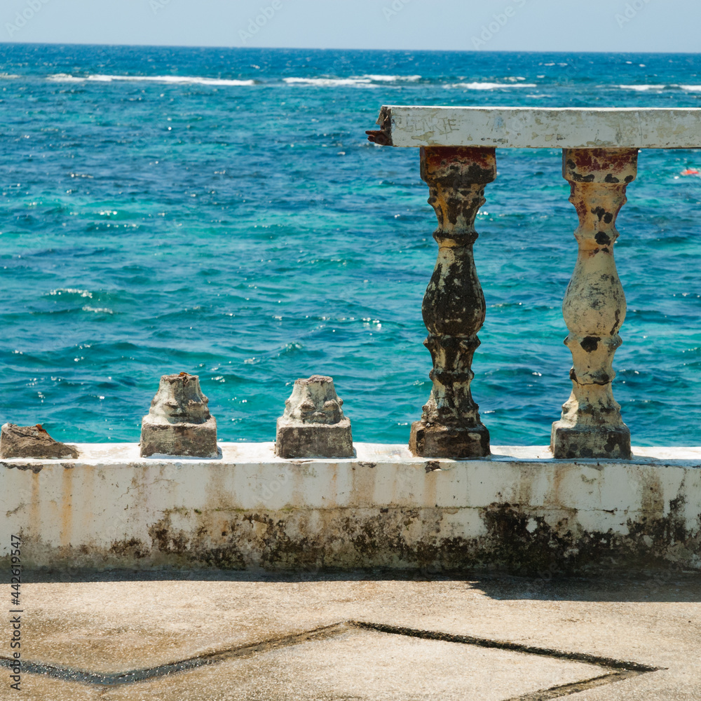 Fototapeta premium stone bridge over the sea