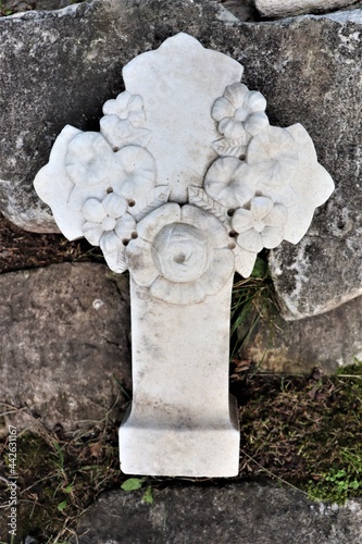 Vielle croix dans un cimetière. Culture celtique et croix. Mort et symbole. Croix en pierre granite.