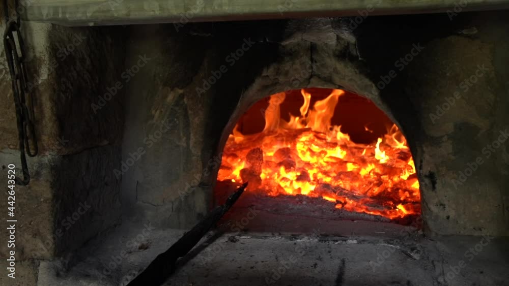 Vidéo Stock Traditional bread oven heating up Four à pain