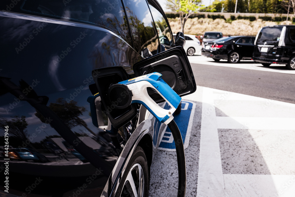 Naklejka premium 電気自動車 EV 充電 横
