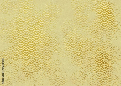 金の青海波模様がはがれかけた古い和紙