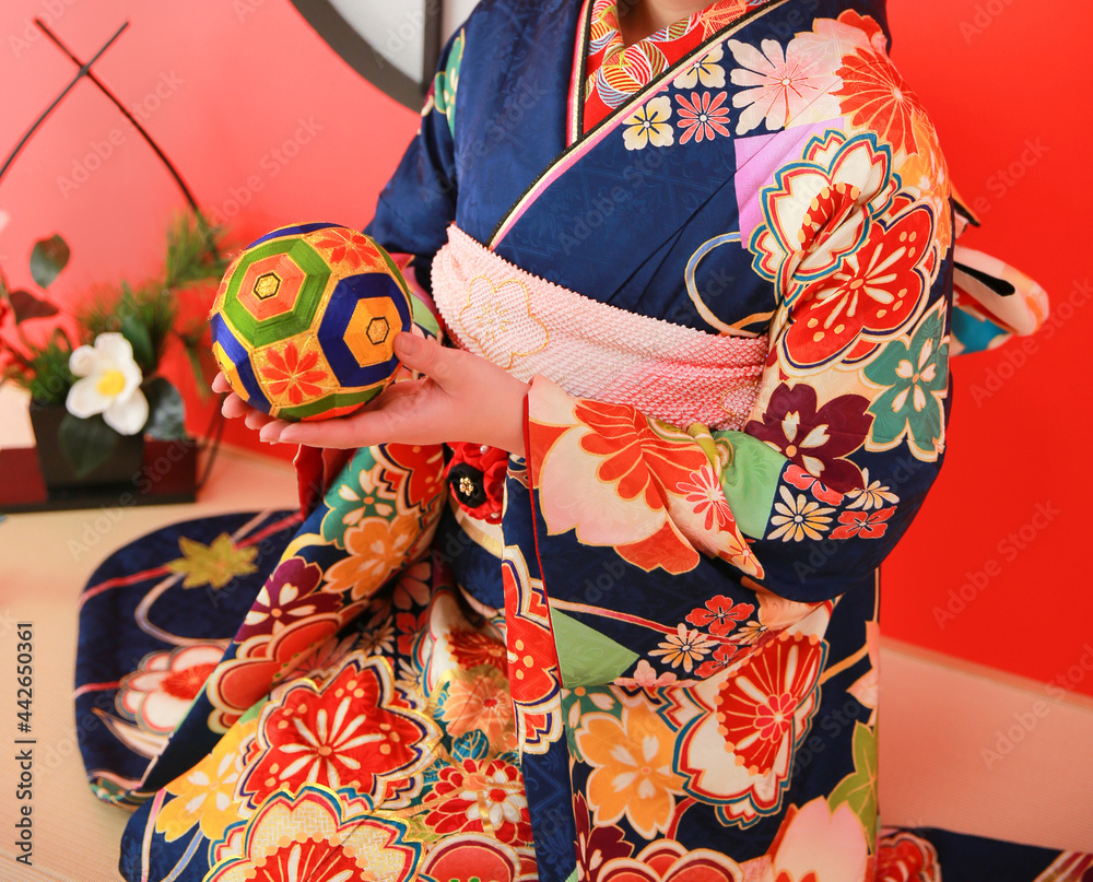 Obraz premium 鞠を持つ青い着物の女性