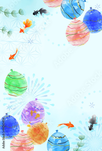 涼しい夏祭りのヨーヨー水風船と金魚の手描き水彩イメージ